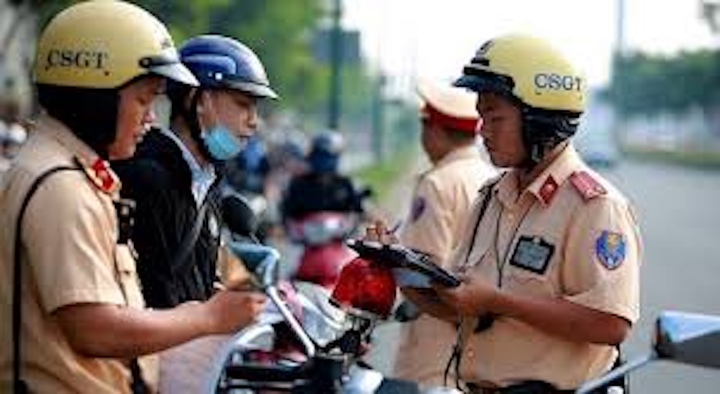 Chạy xe của người thân có bị phạt lỗi không chính chủ?