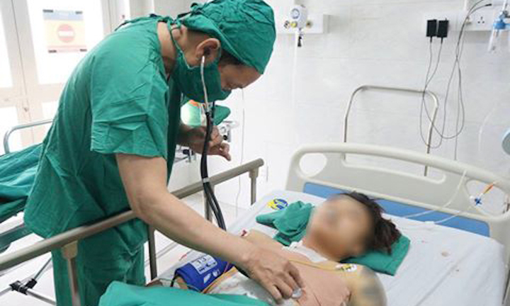 Cứu sống nam sinh ở Quảng Bình bị bạn đâm thủng thận