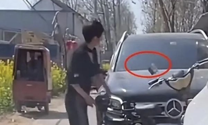 Ném vỡ xe Mercedes trả thù cho luống tỏi bị cán rồi tái mặt khi phải bồi thường