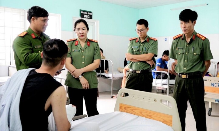 Bị yêu cầu dừng xe, nam thanh niên cầm mã tấu chém CSGT