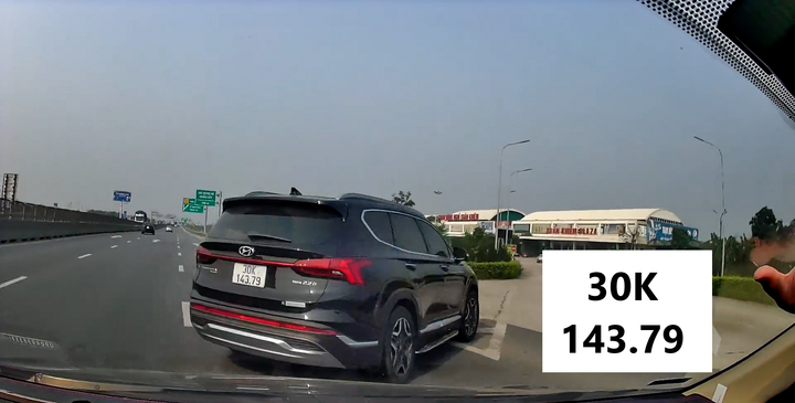 Hãi hùng cảnh xe ô tô chuyển làn cực ẩu, suýt gây tai nạn trên đường cao tốc 