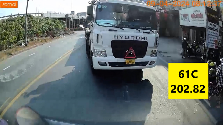 Tài xế xe đầu kéo hung hãn cướp đường, chặn đầu các phương tiện đi đúng luật