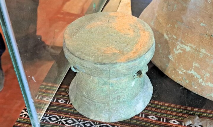 Cán bộ ngân hàng lấy hiện vật cổ khỏi khu trưng bày để thử công tác bảo vệ? 