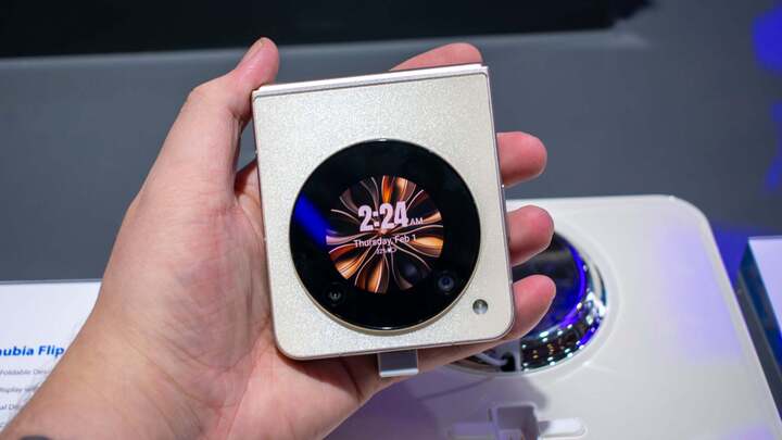 Hãng Trung Quốc bán điện thoại gập chỉ hơn 12 triệu đồng