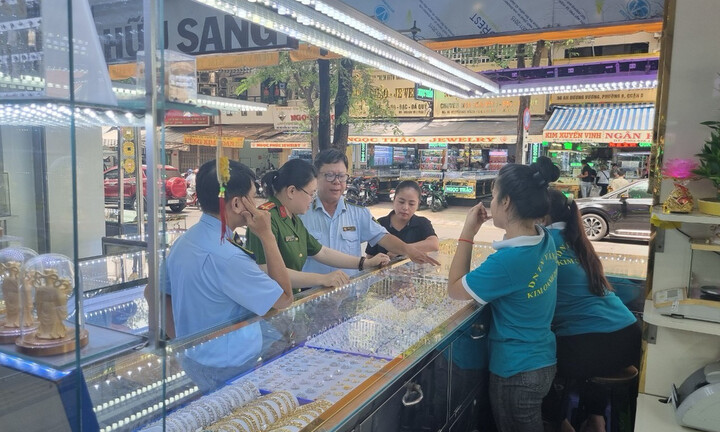 Giữa bão giá vàng, Quản lý thị trường đồng loạt kiểm tra tiệm vàng tại TP.HCM 