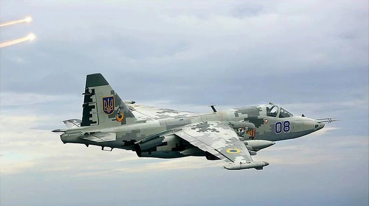 Khoảnh khắc tiêm kích Su-25 Nga oanh tạc mục tiêu ở Ukraine