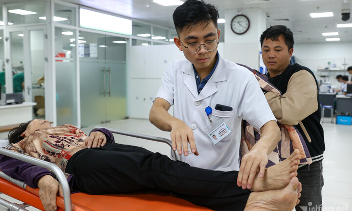 Bộ Y tế: 'Có bác sĩ cùng một giờ làm việc ở 4 nơi'