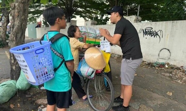 Chàng trai lượm ve chai để... tặng