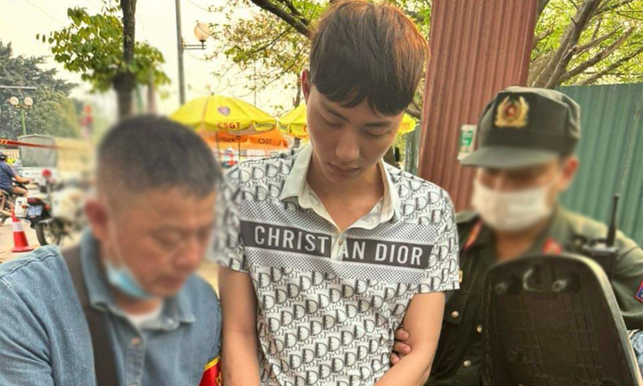 Mang súng quân dụng K54 nghênh ngang diễu phố, nam thanh niên bị bắt