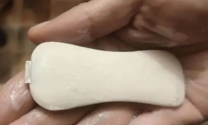 Nghi vấn lưỡi dao trong xà phòng cứa cổ người tắm, dân mạng TQ yêu cầu điều tra