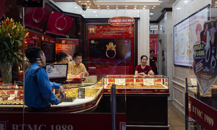 'Phố vàng' Hà Nội bất ngờ vắng khách sau nhiều ngày nóng hầm hập