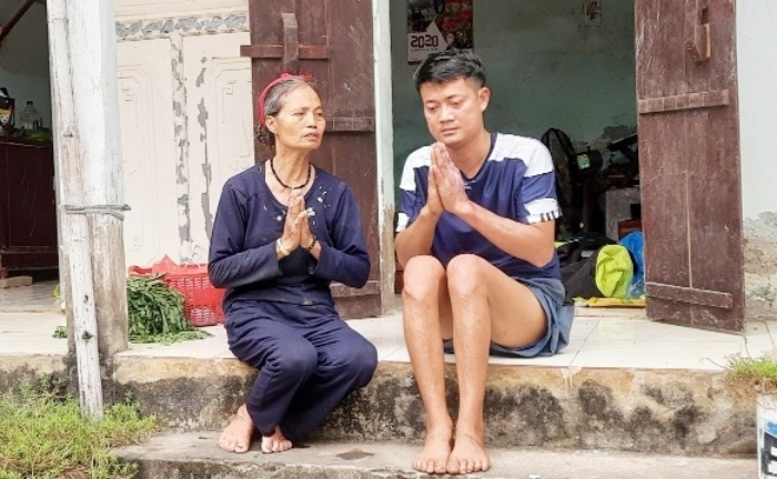 Con trai bệnh nặng không thể đi lại, mẹ già cầu cứu khắp nơi 