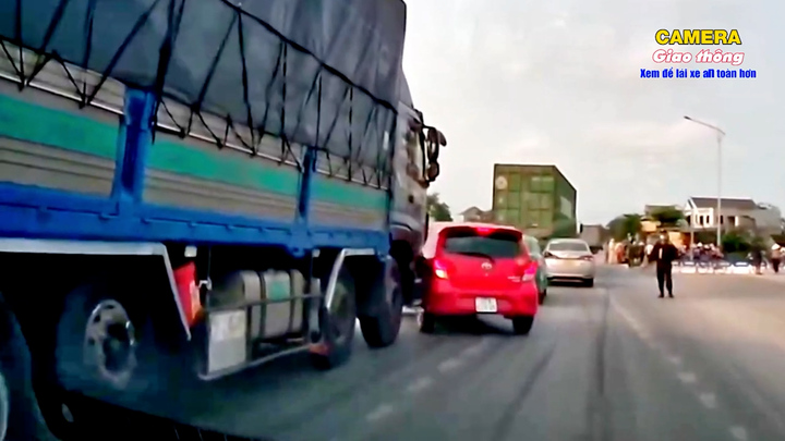 Tài xế xe con được bài học nhớ đời khi vượt ẩu, tạt đầu vào điểm mù xe tải 