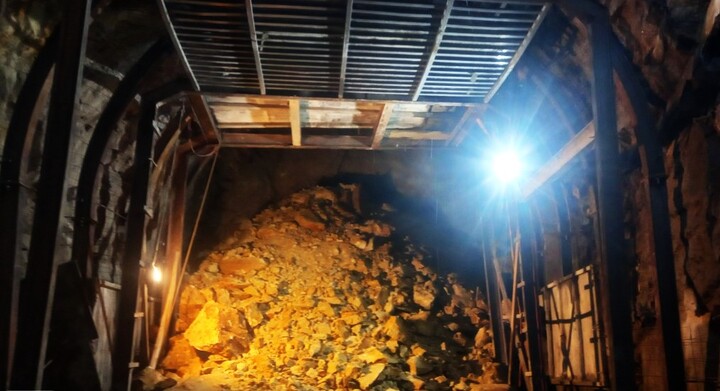 Sạt lở đất đá bịt kín cửa hầm Đèo Cả, đường sắt Bắc Nam tê liệt