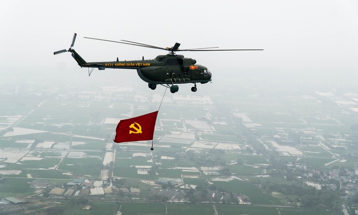 Phi đội trực thăng treo cờ bay diễn tập kỷ niệm 70 năm Chiến thắng Điện Biên Phủ