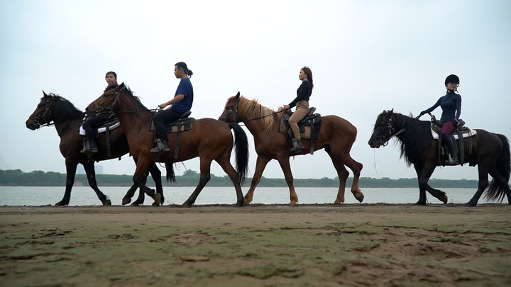 Những cô gái cưỡi ngựa, bắn cung dưới chân cầu Nhật Tân