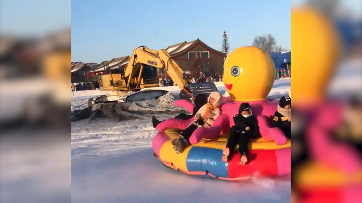 Dùng máy xúc tạo ra trò chơi đu quay trên băng