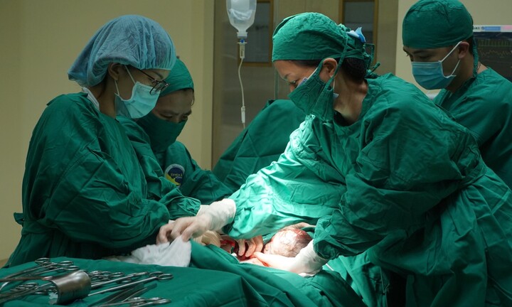 Mổ cấp cứu sản phụ vỡ ối, rau bong non ở tuần thai thứ 35