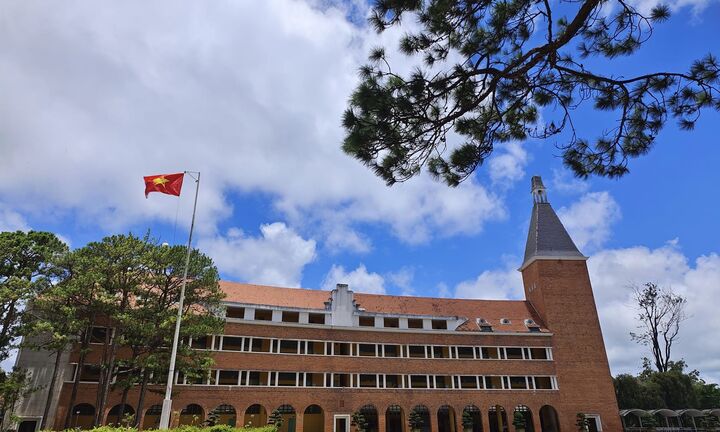 Ngắm ngôi trường gần 100 tuổi hình vòng cung nằm trên đồi ở Đà Lạt 