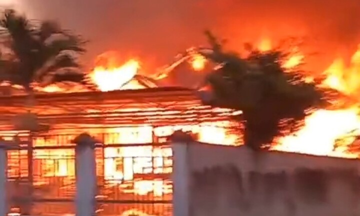 Lửa thiêu rụi 3 căn nhà sàn ở Gia Lai 