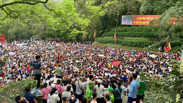 Du khách đổ về Đền Hùng dâng hương trước ngày Giỗ Tổ