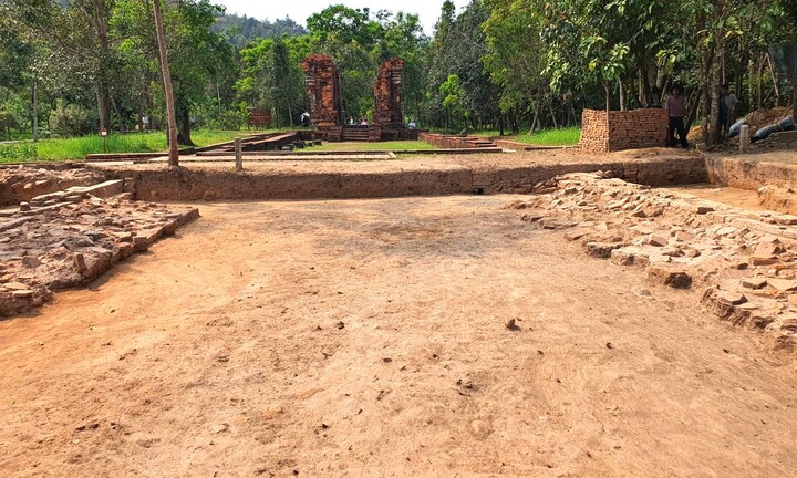 Cận cảnh con đường cổ nghìn năm vừa phát lộ ở Thánh địa Mỹ Sơn