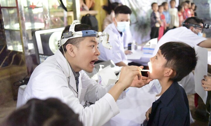 Khám sức khỏe miễn phí cho hơn 500 học sinh Điện Biên