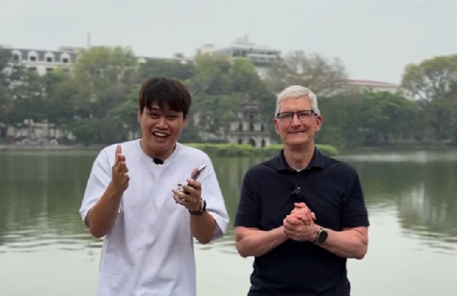Duy Thẩm làm ảo thuật với iPhone 15 cùng CEO Tim Cook