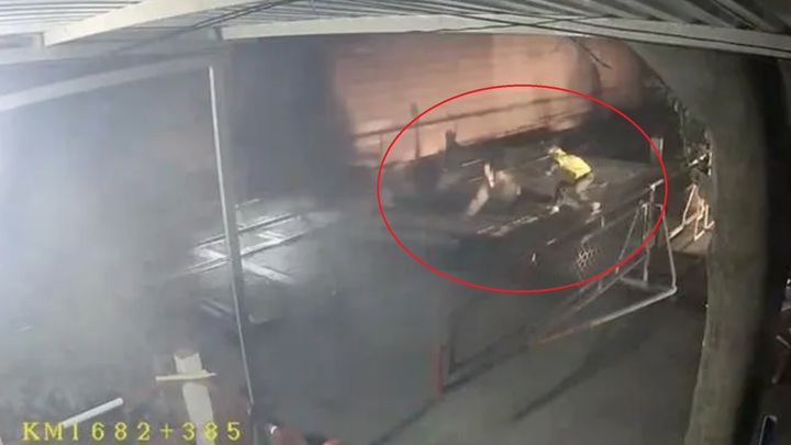 Khoảnh khắc nhân viên gác chắn cứu người đàn ông đang lao vào đoàn tàu