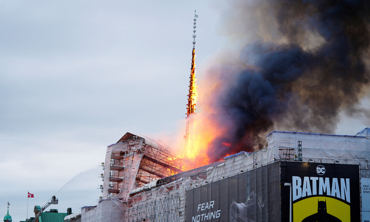 Tòa nhà biểu tượng của Copenhagen đổ sập trong 'bão lửa'