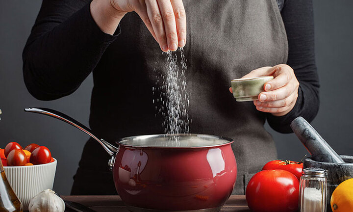 Thực phẩm không nên ăn nhiều khi bị loãng xương