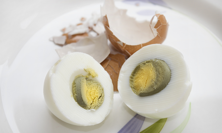 Lòng đỏ trứng luộc màu xanh đậm, có nên ăn?