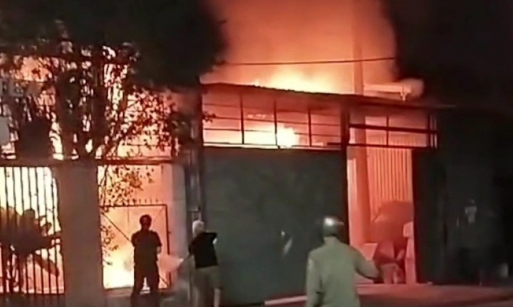 Cháy xưởng may ở Bình Dương, người dân dập lửa bất thành