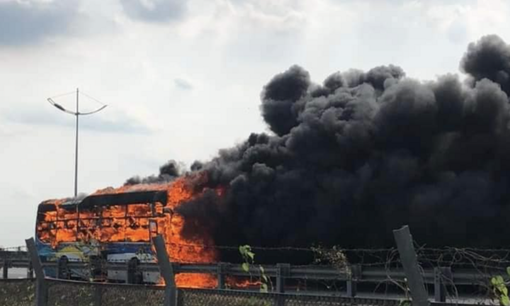 Cháy xe trên cao tốc Trung Lương - TP.HCM, 18 hành khách chạy thoát thân