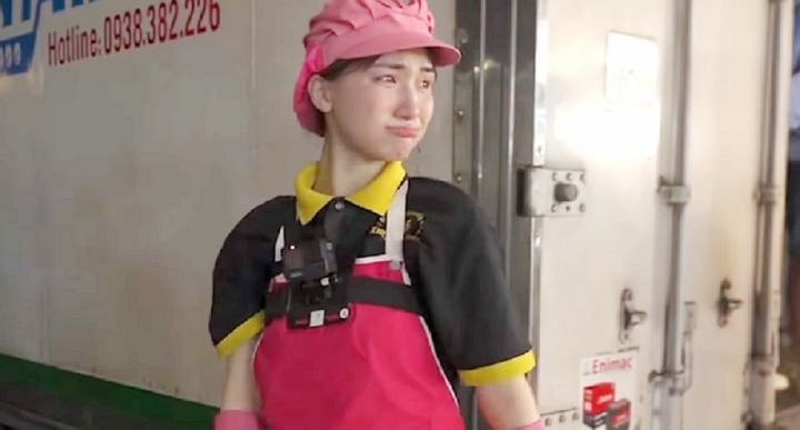 Cùng Thuỳ Tiên làm cửu vạn tại chợ cá, Hòa Minzy bật khóc nức nở vì bị quỵt tiền