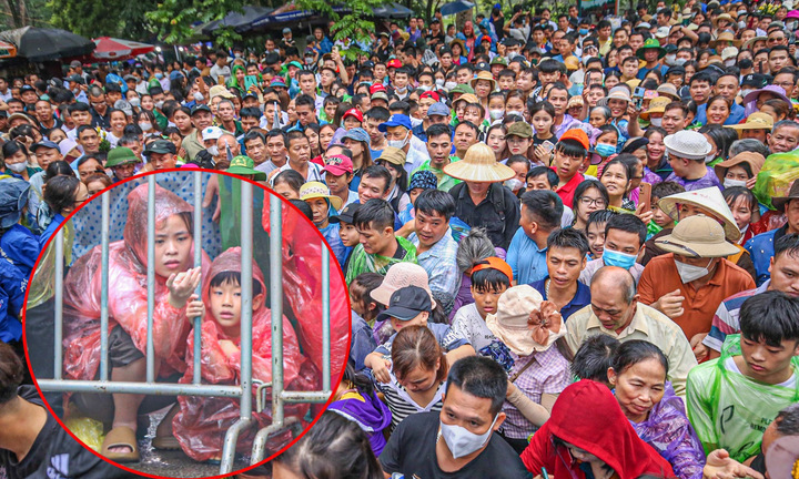 Trẻ em mệt bơ phờ, theo chân bố mẹ vượt biển người đi lễ hội Đền Hùng