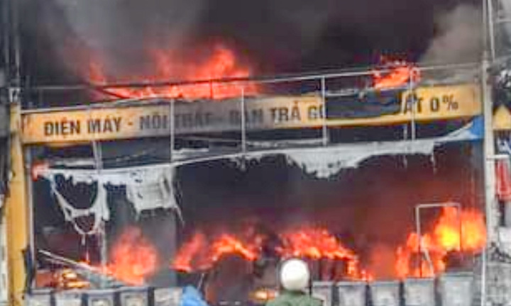 Cháy lớn siêu thị điện máy ở Sơn La
