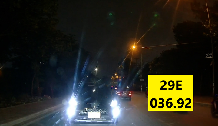 Thanh niên đi ngược chiều, thản nhiên bỏ xe giữa dòng phương tiện đang lưu thông