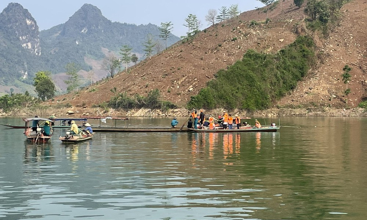 Lốc xoáy làm lật thuyền, 2 người mất tích