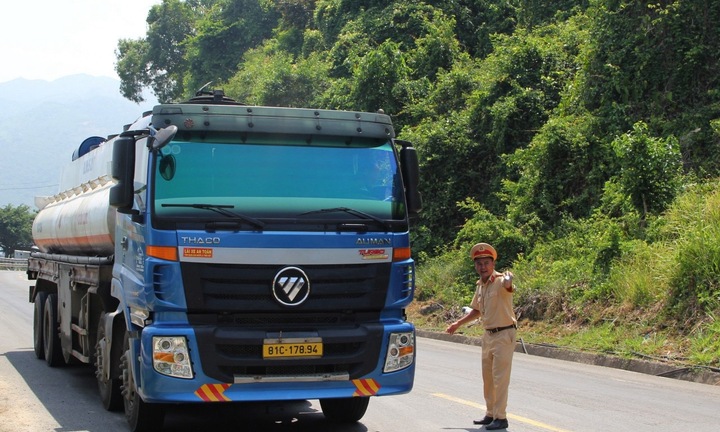 Phân luồng qua hầm đường bộ Đèo Cả: Nhiều xe gặp khó, tài xế vạ vật