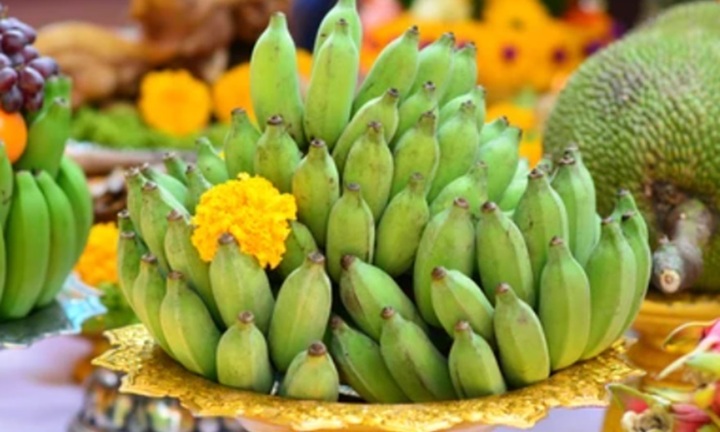 Tại sao nhiều người cho rằng không nên ghép 2 nải chuối để thắp hương?