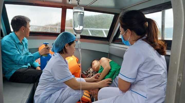 Đỡ đẻ cho sản phụ ngay trên biển 