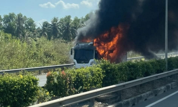 Xe khách cháy ngùn ngụt, cao tốc Long Thành - Dầu Giây ùn tắc kéo dài