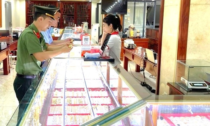Phát hiện một cửa hàng kinh doanh vàng giả nhãn hiệu Chanel