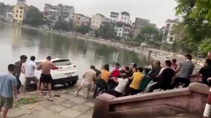 Ô tô lao xuống hồ, hàng chục người hò dô kéo xe lên bờ an toàn