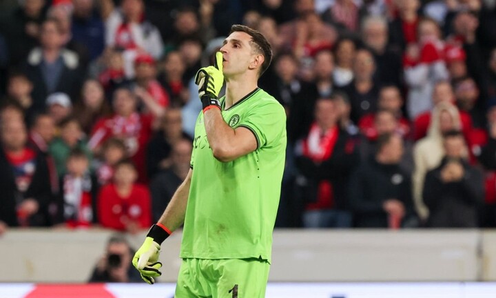 Nhà vô địch World Cup nhận 2 thẻ vàng vẫn không bị đuổi