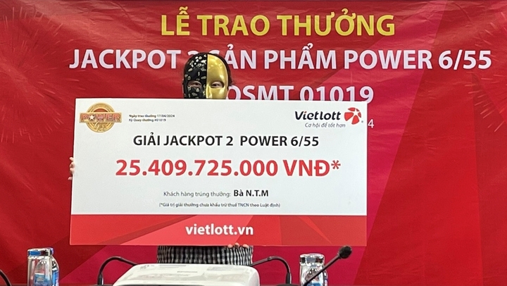 Người phụ nữ trúng số hơn 25 tỷ đồng dành tiền chữa bệnh cho con