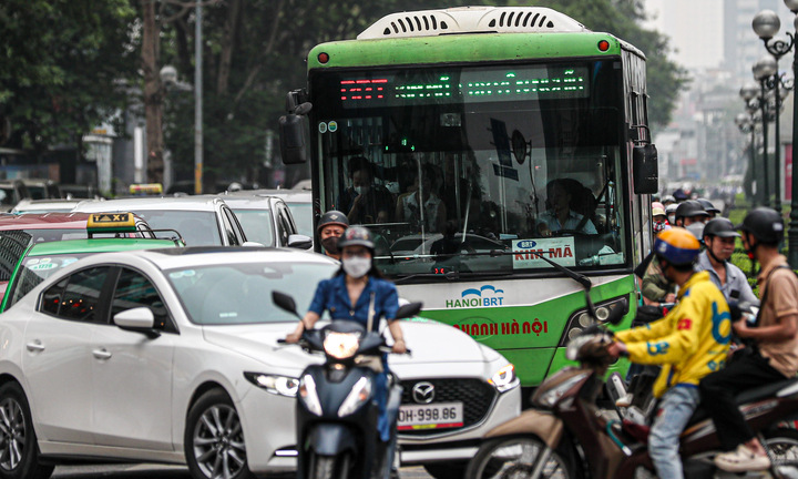 Bị cướp làn đường, buýt nhanh BRT chôn chân trên phố Hà Nội