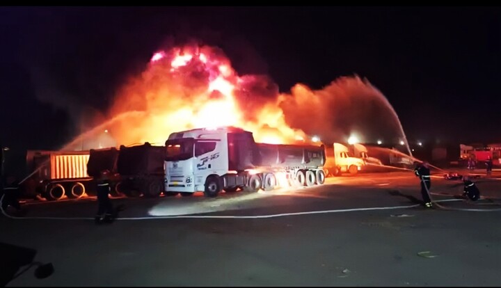 Bãi xe trung tâm TP Quy Nhơn bốc cháy dữ dội, 4 xe đầu kéo bị thiêu rụi