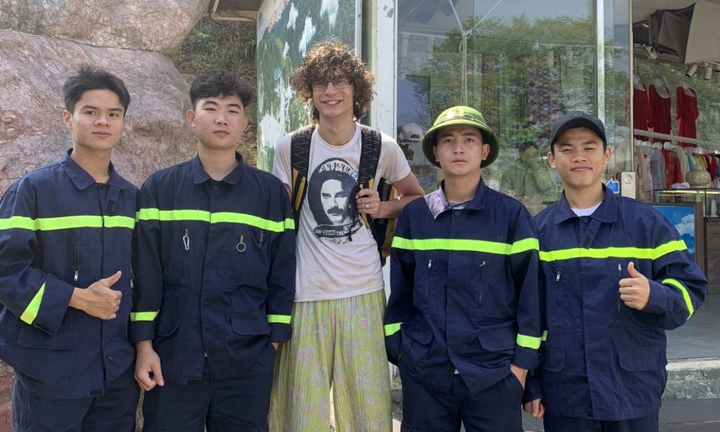 Xuyên đêm tìm du khách người Anh lạc giữa rừng Hoàng Liên